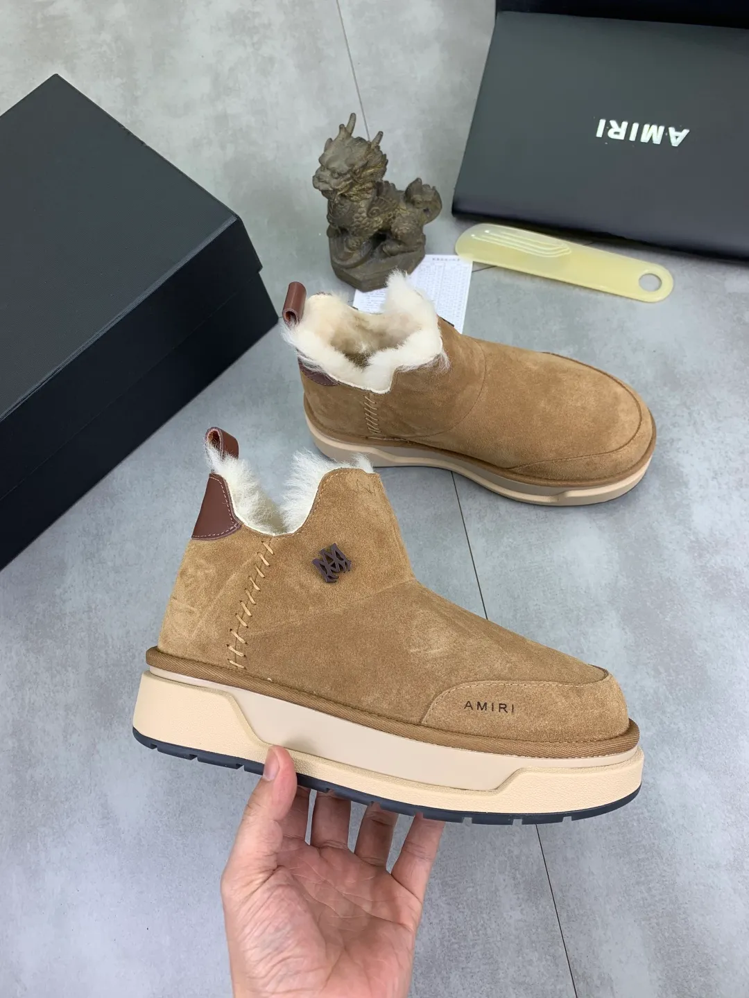 Men's shoes 💰P520 New high-quality fur-integrated Amiri Emile new winter wool shoes MA-1 wool shoes Amiri gave up the rock punk style in the new season. It uses a lot of unsaturated colors, Morandi tones, whether you see or wear them, it will make people very happy. The large tongue of the bread shoes continues, shortens the length of the shoe body, thickens the midsole, and the toe part is more rounded. Amiri's brand letters and MA logo appear on the side of the shoe. Fabric: Original custom imported first-layer frosted cowhide + real wool lining. Outsole TPU material. Bottom thickness 4CM. Color: three colors available. Size: #女 models 35-40